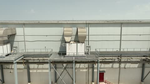 مفهوم انتاج الطاقة البديلة الصديقة للبيئة في المملكة العربية السعودية, تصوير درون جوي لمجموعة من ألواح الطاقة الكهروضوئية، انعكاس اشعة الشمس على محطات الطاقات الشمسية المتجددة