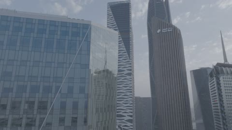 النمو والتطور العمراني لناطحات السحاب في المملكة العربية السعودية، الفن الهندسي المعماري للأبراج المالية والمنشآت الاقتصادية في العاصمة، تصوير درون جوي لمركز الملك عبد الله المالي "كافد" وقت شروق الشمس ، معالم الرياض المشهورة