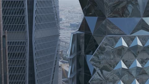 الفن الهندسي المعماري للأبراج المالية والمنشآت الاقتصادية في العاصمة، النمو والتطور العمراني لناطحات السحاب في المملكة العربية السعودية،  تصوير درون جوي لمركز الملك عبد الله المالي "كافد" وقت شروق الشمس ، معالم الرياض المشهورة