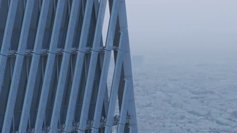 معالم الرياض المشهورة، النمو والتطور العمراني لناطحات السحاب في المملكة العربية السعودية، الفن الهندسي المعماري للأبراج المالية والمنشآت الاقتصادية في العاصمة، تصوير درون جوي لمركز الملك عبد الله المالي "كافد" وقت شروق الشمس