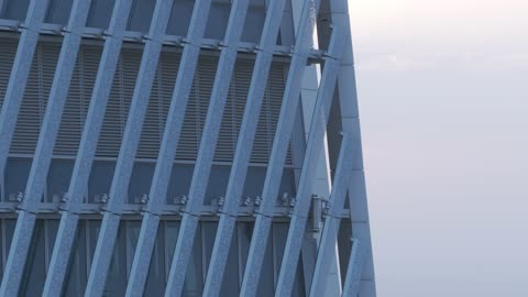 معالم الرياض المشهورة، النمو والتطور العمراني لناطحات السحاب في المملكة العربية السعودية، الفن الهندسي المعماري للأبراج المالية والمنشآت الاقتصادية في العاصمة، تصوير درون جوي لمركز الملك عبد الله المالي "كافد" وقت شروق الشمس