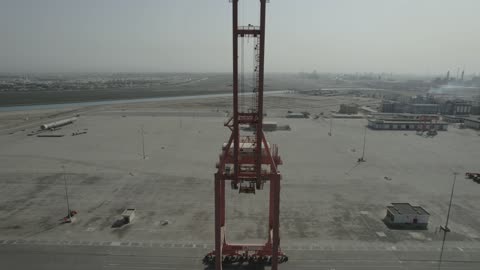 المنشآت الصناعية الضخمة لانتاج البترول، مصفاة تكرير النفط والغاز, المشاريع البتروكيماوية المساهمة في نهضة الاقتصاد الوطني السعودي، تصوير درون جوي لمصانع ومعامل النفط في المملكة العربية السعودية، مستودعات وخزانات كبيرة