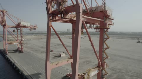 المنشآت الصناعية الضخمة لانتاج البترول، مصفاة تكرير النفط والغاز, المشاريع البتروكيماوية المساهمة في نهضة الاقتصاد الوطني السعودي، تصوير درون جوي لمصانع ومعامل النفط في المملكة العربية السعودية، مستودعات وخزانات كبيرة