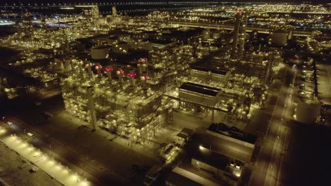 إضاءة الأبراج والهياكل المعدنية , المنشآت الصناعية الضخمة لانتاج البترول، مصفاة تكرير النفط والغاز, المشاريع البتروكيماوية المساهمة في نهضة الاقتصاد الوطني السعودي، تصوير درون جوي لمصانع ومعامل النفط في المملكة العربية السعودية، مستودعات وخزانات كبيرة