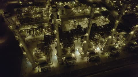 مصفاة تكرير النفط والغاز, المنشآت الصناعية الضخمة لانتاج البترول، المشاريع البتروكيماوية المساهمة في نهضة الاقتصاد الوطني السعودي، تصوير درون جوي لمصانع ومعامل النفط في المملكة العربية السعودية، مستودعات وخزانات كبيرة