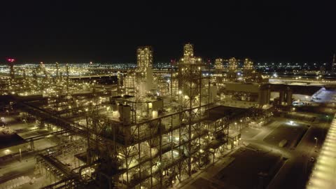 المشاريع البتروكيماوية المساهمة في نهضة الاقتصاد الوطني السعودي، المنشآت الصناعية الضخمة لانتاج البترول، مصفاة تكرير النفط والغاز,تصوير درون جوي لمصانع ومعامل النفط في المملكة العربية السعودية، مستودعات وخزانات كبيرة