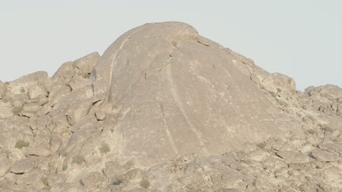 تصوير درون جوي للمنتجع الصخري مشروع ديزرت روك في البحر الاحمر ، إطلالة جبلية مع سكون الصحراء، الهدوء والفخامة وروح الصحراء السعودية، الواجهه البحريه للطبيعة والرفاهية