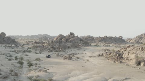 تصوير درون جوي للمنتجع الصخري مشروع ديزرت روك في البحر الاحمر ، إطلالة جبلية مع سكون الصحراء، الهدوء والفخامة وروح الصحراء السعودية، الواجهه البحريه للطبيعة والرفاهية