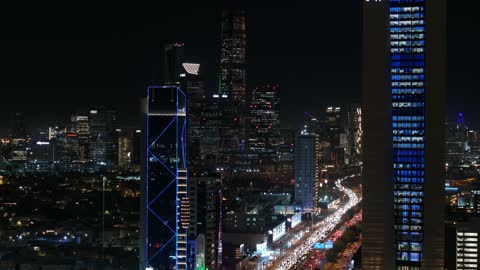 الأبراج وناطحات السحاب في المملكة ، معالم سياحية مشهورة في السعودية, حركة مرور السيارات على طريق الملك فهد ليلاً , النهضة الاقتصادية والعمرانية لمدينة الرياض بالسعودية ، الفن الهندسي المعماري المتميز في مدينة الرياض