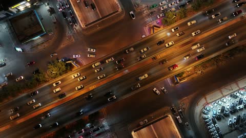 الأبراج وناطحات السحاب في المملكة ، معالم سياحية مشهورة في السعودية, حركة مرور السيارات على طريق الملك فهد ليلاً , النهضة الاقتصادية والعمرانية لمدينة الرياض بالسعودية ، الفن الهندسي المعماري المتميز في مدينة الرياض