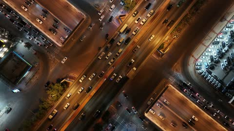 الأبراج وناطحات السحاب في المملكة ، معالم سياحية مشهورة في السعودية, حركة مرور السيارات على طريق الملك فهد ليلاً , النهضة الاقتصادية والعمرانية لمدينة الرياض بالسعودية ، الفن الهندسي المعماري المتميز في مدينة الرياض