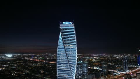 معالم سياحية مشهورة في المملكة العربية السعودية, الفن الهندسي المعماري لبرج المجدول على طريق الملك فهد ليلاً, النهضة الاقتصادية والحضارية في العاصمة, النمو والتطور العمراني للابراج وناطحات السحاب الشاهقة في مدينة الرياض