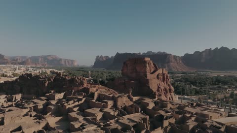 البيوت والمنازل التراثية الطينية، المعالم والمناطق التاريخية القديمة، القمم والمرتفعات الجبلية،تصوير درون جوي للقرية القديمة في محافظة العلا في المملكة العربية السعودية، التكوينات والتشكيلات الصخرية في الاماكن السياحية