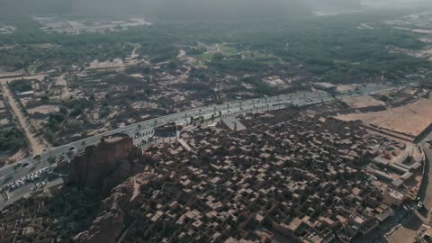 البيوت والمنازل التراثية الطينية، المعالم والمناطق التاريخية القديمة، القمم والمرتفعات الجبلية،تصوير درون جوي للقرية القديمة في محافظة العلا في المملكة العربية السعودية، التكوينات والتشكيلات الصخرية في الاماكن السياحية