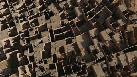 المعالم والمناطق التاريخية القديمة، البيوت والمنازل التراثية الطينية، القمم والمرتفعات الجبلية،تصوير درون جوي للقرية القديمة في محافظة العلا في المملكة العربية السعودية، التكوينات والتشكيلات الصخرية في الاماكن السياحية