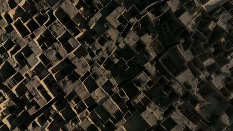 المعالم والمناطق التاريخية القديمة، البيوت والمنازل التراثية الطينية، القمم والمرتفعات الجبلية،تصوير درون جوي للقرية القديمة في محافظة العلا في المملكة العربية السعودية، التكوينات والتشكيلات الصخرية في الاماكن السياحية