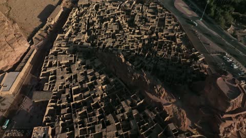 القمم والمرتفعات الجبلية، البيوت والمنازل التراثية الطينية، المعالم والمناطق التاريخية القديمة، تصوير درون جوي للقرية القديمة في محافظة العلا في المملكة العربية السعودية، التكوينات والتشكيلات الصخرية في الاماكن السياحية