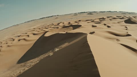 المناظر الطبيعية في البيئة الصحراوية في المملكه العربيه السعودية، تشكيلات الرمال الذهبية الناعمة, التلال و الكثبان الرملية في صحراء الربع الخالي,خلفية الطبيعه الصحراوية