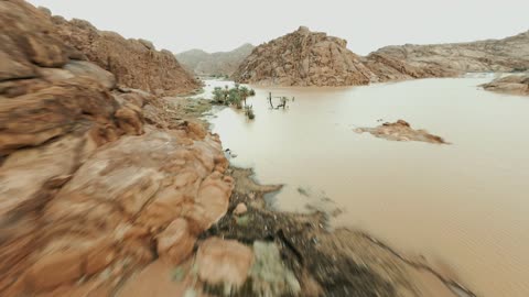 تصوير درون جوي لجبال أجا في مدينة حائل، المناظر الطبيعية والاماكن السياحية في المملكة العربية السعودية، القمم والمرتفعات والتضاريس في المناطق الجبلية، خلفية الطبيعة