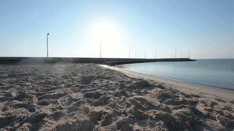 شاطيئ نصف القمر في مدينة الخبر في الدمام , منظر شروق الشمس الرائع على الشاطيء, الطبيعه في مدينة الخبر في المملكه العربيه السعوديه, معالم سياحيه