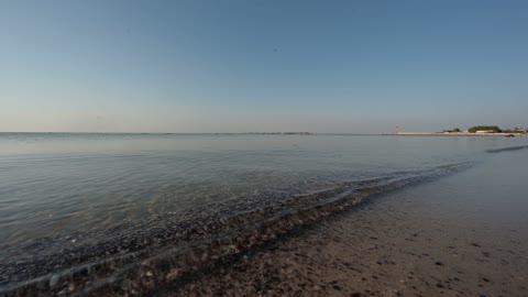 شاطيئ نصف القمر في مدينة الخبر في الدمام , منظر شروق الشمس الرائع على الشاطيء, الطبيعه في مدينة الخبر في المملكه العربيه السعوديه, معالم سياحيه