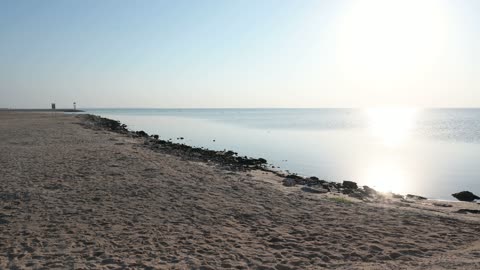 شاطيئ نصف القمر في مدينة الخبر في الدمام , منظر شروق الشمس الرائع على الشاطيء, الطبيعه في مدينة الخبر في المملكه العربيه السعوديه, معالم سياحيه