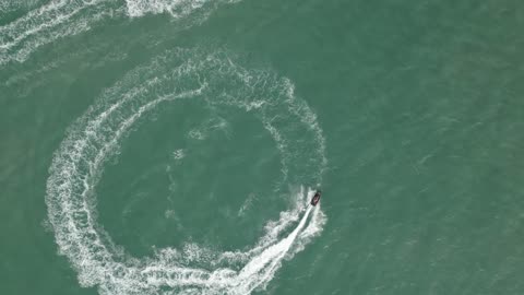 نشاط صيفي ترفيهي، استخدام الدرجات المائية للتسلية والمتعة، تصوير درون جوي للجيت سكي في البحر، اماكن سياحية ساحلية ، جذب واستقطاب السياح من كافة انحاء العالم