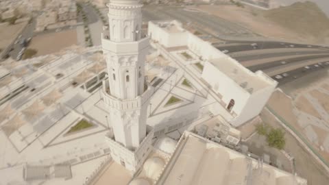 ساحة المسجد النبوي الشريف في المدينة المنورة بالمملكة العربية السعودية، العبادة والتقرب الى الله، الحرم النبوي الشريف، المعالم الدينية الإسلامية في السعودية ، اسلاميات وعبادة ، المجمع الخارجي للمسجد النبوي حيث القبب والمأذن البيضاء الحديثة