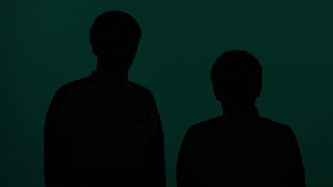 المساندة بين الاخوات، إيماءات يدين تدل على الحب والأمان، تصوير ظلى لطالبان توأم عربيان خليجيان سعوديان احدهما يضع يده على كتف اخيه