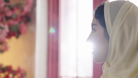 تناول الخضار في وقت الفطور من أهم العادات الصحية، الاستمتاع بالمشروبات الباردة, قضاء أوقات ممتعة في المطعم, مطاعم و كافيهات المملكة العربية السعودية, شابة عربية خليجية سعودية مبتسمة محجبة ترتدي العباءة والحجاب تجلس على الطاولة و تتناول الطعام