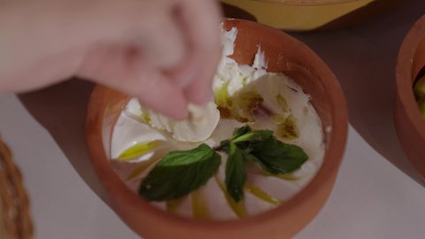 فطور متكامل يضم خيارات غذائية طبيعية وشهية, وصفات طعام تقليديه على المائدة في المملكة , تصوير مقرب لاطباق من الطعام السعودي في وقت الصباح، طبق من اللبنة البيضاء يأكل بالتغميس مع العيش الابيض