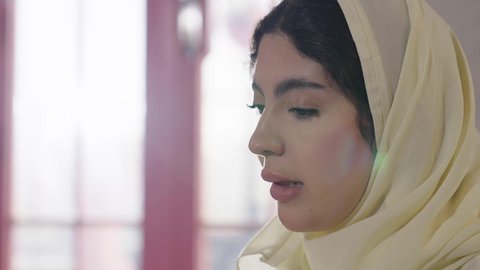 شرب الشاي مع وجبة الفطور، تطوير العلاقات الإجتماعية، جلسة وناسة يوم الاجازة، تعابير السعادة والسرور بلمة الرفاق، كوفي شوب راقي في المملكة، التسامر والدردشة مع الأصدقاء، تصوير من الخلف لامرأة عربية خليجية سعودية محجبة تجلس مع صديقتها في المطعم