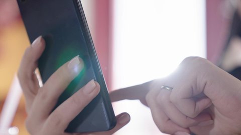 مطاعم و كافيهات في المملكة، قضاء وقت ممتع مع الأصحاب، احتساء المشروب المفضل، تصويرمقرب لامراة عربية خليجية سعودية محجبة ترتدي العباءة تجلس في إحدى المقاهي الراقية تستمع بلحظات الهدوء والراحة ، سيده سعودية تقوم باجراء مكالمة فيديو