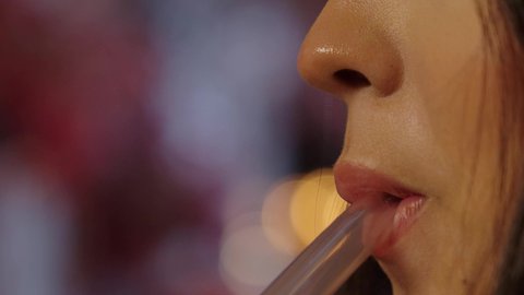 تبادل الاحاديث و الدردشة مع احد الاصدقاء، في عطلة نهاية الاسبوع قضاء أوقات ممتعه في الخارج، تبادل الاحاديث و الدردشة مع احد الاصدقاء، تصوير مقرب لإمرأة عربية خليجية سعودية ترتدي الزي الكاجوال تقوم بتدخين الشيشة في إحدى الكافيهات, جلسة وناسة ونقاشات وحوارات