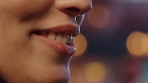 قضاء الأوقات الممتعة في الخارج، الاستمتاع بالمشروبات الباردة في فصل الصيف, الاستمتاع بالأنشطة الترفيهية, تصوير مقرب لامرأة عربية خليجية سعودية تجلس في كافي شوب راقي تقوم بشرب كوب من العصير، إيماءات السعادة و السرور