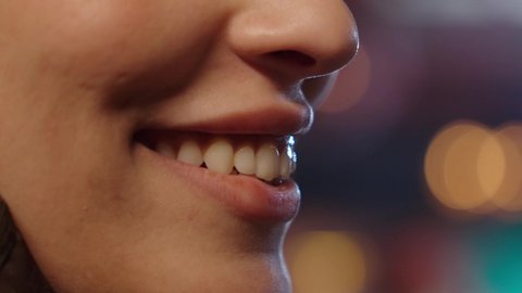 قضاء الأوقات الممتعة في الخارج، الاستمتاع بالمشروبات الباردة في فصل الصيف, الاستمتاع بالأنشطة الترفيهية, تصوير مقرب لامرأة عربية خليجية سعودية تجلس في كافي شوب راقي تقوم بشرب كوب من العصير، إيماءات السعادة و السرور