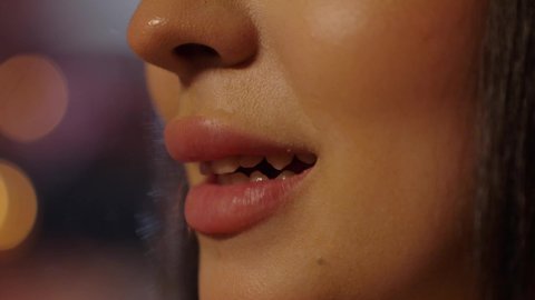 قضاء الأوقات الممتعة في الخارج، الاستمتاع بالمشروبات الباردة في فصل الصيف, الاستمتاع بالأنشطة الترفيهية, تصوير مقرب لامرأة عربية خليجية سعودية تجلس في كافي شوب راقي تقوم بشرب كوب من العصير، إيماءات السعادة و السرور