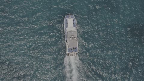 منطقة ساحلية مشهورة في المملكة العربية السعودية، القوارب والسفن في الخليج العربي، تصوير درون جوي لسفينة تبحر في جزيرة بياضه في مدينة جده, رحلة ترفيهية سياحيه في البحر الأحمر، وجهة لجذب واستقطاب السياح من أنحاء العالم