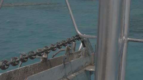 القوارب والسفن في الخليج العربي، منطقة ساحلية مشهورة في المملكة العربية السعودية، تصوير درون جوي لسفينة تبحر في جزيرة بياضه في مدينة جده, رحلة ترفيهية سياحيه في البحر الأحمر، وجهة لجذب واستقطاب السياح من أنحاء العالم