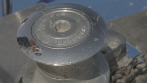 القوارب والسفن في الخليج العربي، منطقة ساحلية مشهورة في المملكة العربية السعودية، تصوير درون جوي لسفينة تبحر في جزيرة بياضه في مدينة جده, رحلة ترفيهية سياحيه في البحر الأحمر، وجهة لجذب واستقطاب السياح من أنحاء العالم