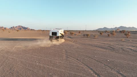 التحديات الحماسية والأنشطة الترفيهية، التسابق على الرمال الذهبية الناعمة ، رياضة التطعيس بالسيارات الترابية في المناطق الصحراوية، المسابقات و الفعاليات المشهورة، تصوير درون جوي لسباق رالي داكار في المملكة العربية السعودية، بطولة العالم للراليات