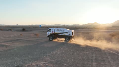 التحديات الحماسية والأنشطة الترفيهية، التسابق على الرمال الذهبية الناعمة ، رياضة التطعيس بالسيارات الترابية في المناطق الصحراوية، المسابقات و الفعاليات المشهورة، تصوير درون جوي لسباق رالي داكار في المملكة العربية السعودية، بطولة العالم للراليات