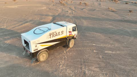 رياضة التطعيس بالسيارات الترابية في المناطق الصحراوية، التسابق على الرمال الذهبية الناعمة ، التحديات الحماسية والأنشطة الترفيهية، المسابقات و الفعاليات المشهورة، تصوير درون جوي لسباق رالي داكار في المملكة العربية السعودية، بطولة العالم للراليات