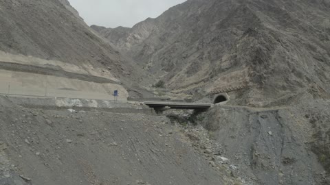 تصوير درون جوي لمواقع طبيعية في دولة الأردن، امتداد الجبال الوعرة بتكويناتها الصخرية ، مساحات خضراء في الوديان والتضاريس المنخفضة، هيبة الجبال والطبيعة الأردنية