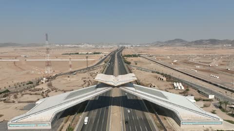 مجسم بوابة القرآن على شكل المصحف الشريف في الطريق السريع, السفر والتنقل بين جدة ومكة, الحركة المرورية في الطرقات و الشوارع المعبدة في المملكة العربية السعودية