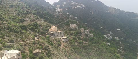 تصوير درون جوي  لجبال فيفاء في جازان جنوب المملكة العربية السعودية، البيوت والمباني السكنية ، التشكيلات الصخرية والقمم والمرتفعات الجبلية الطبيعة، اماكن ومعالم سياحية في السعودية، الاشجار والنباتات الخضراء، خلفية الطبيعة