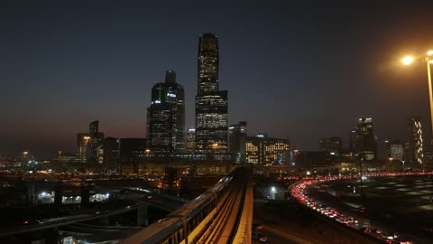 الأبراج وناطحات السحاب في المملكة ، معالم سياحية مشهورة في السعودية, حركة مرور السيارات على طريق الملك فهد , النهضة الاقتصادية والعمرانية لمدينة الرياض بالسعودية ، الفن الهندسي المعماري في مدينة الرياض وقت غروب الشمس