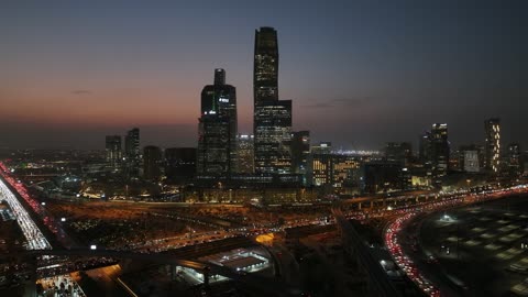 الأبراج وناطحات السحاب في المملكة ، معالم سياحية مشهورة في السعودية, حركة مرور السيارات على طريق الملك فهد , النهضة الاقتصادية والعمرانية لمدينة الرياض بالسعودية ، الفن الهندسي المعماري في مدينة الرياض وقت غروب الشمس