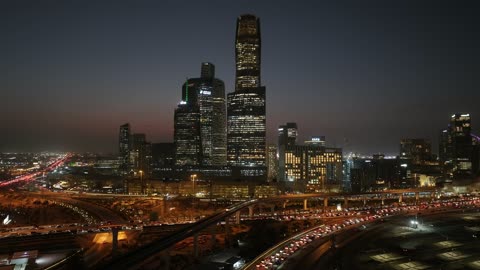 الأبراج وناطحات السحاب في المملكة ، معالم سياحية مشهورة في السعودية, حركة مرور السيارات على طريق الملك فهد , النهضة الاقتصادية والعمرانية لمدينة الرياض بالسعودية ، الفن الهندسي المعماري في مدينة الرياض وقت غروب الشمس