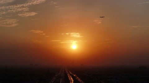 معالم سياحية مشهورة في السعودية, الأبراج وناطحات السحاب في المملكة ، حركة مرور السيارات على طريق الملك فهد , النهضة الاقتصادية والعمرانية لمدينة الرياض بالسعودية ، الفن الهندسي المعماري في مدينة الرياض وقت غروب الشمس